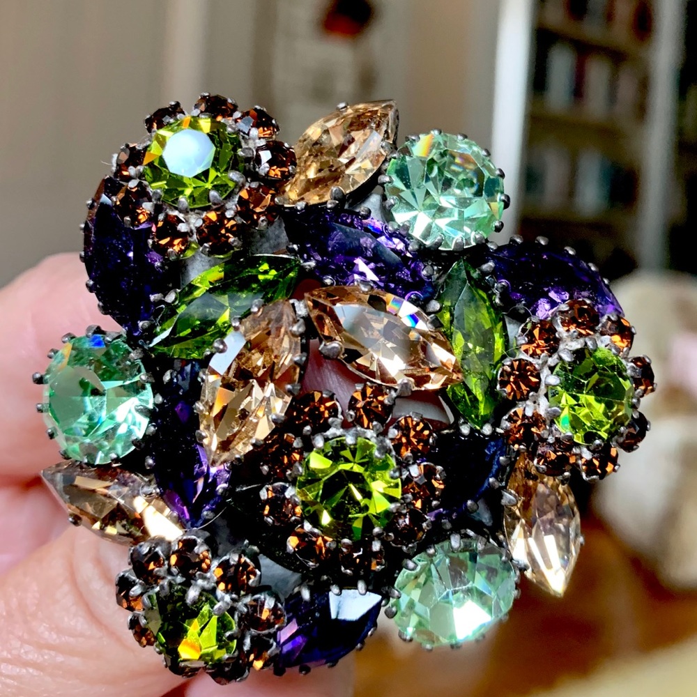 Weiss brooch